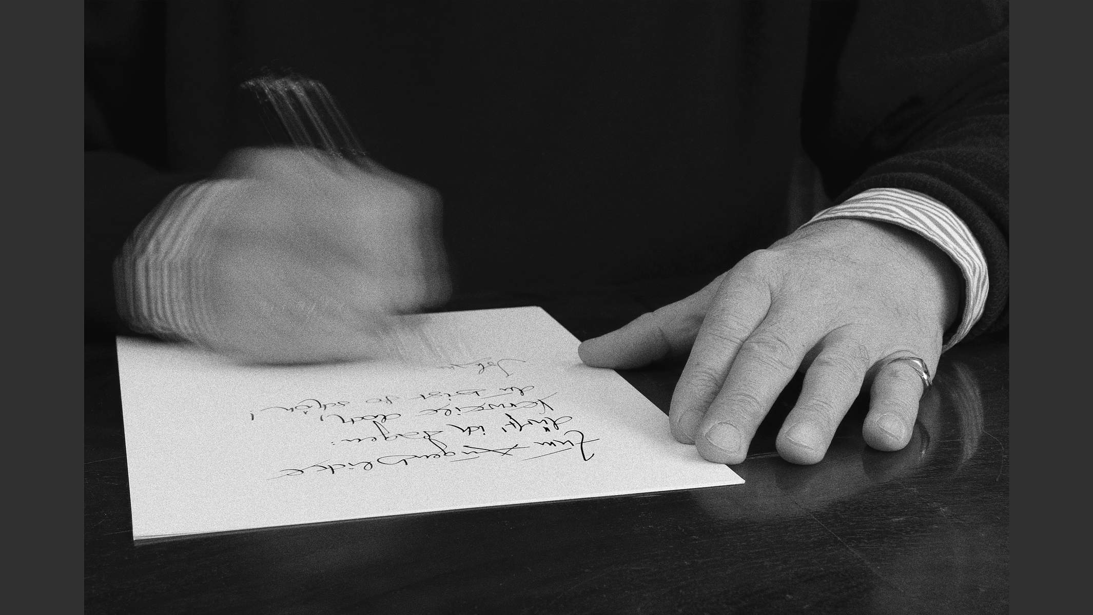 Thomas Baders Hände beim Schreiben eines Gedichts, Foto in schwarzweiss. © Martin Geier