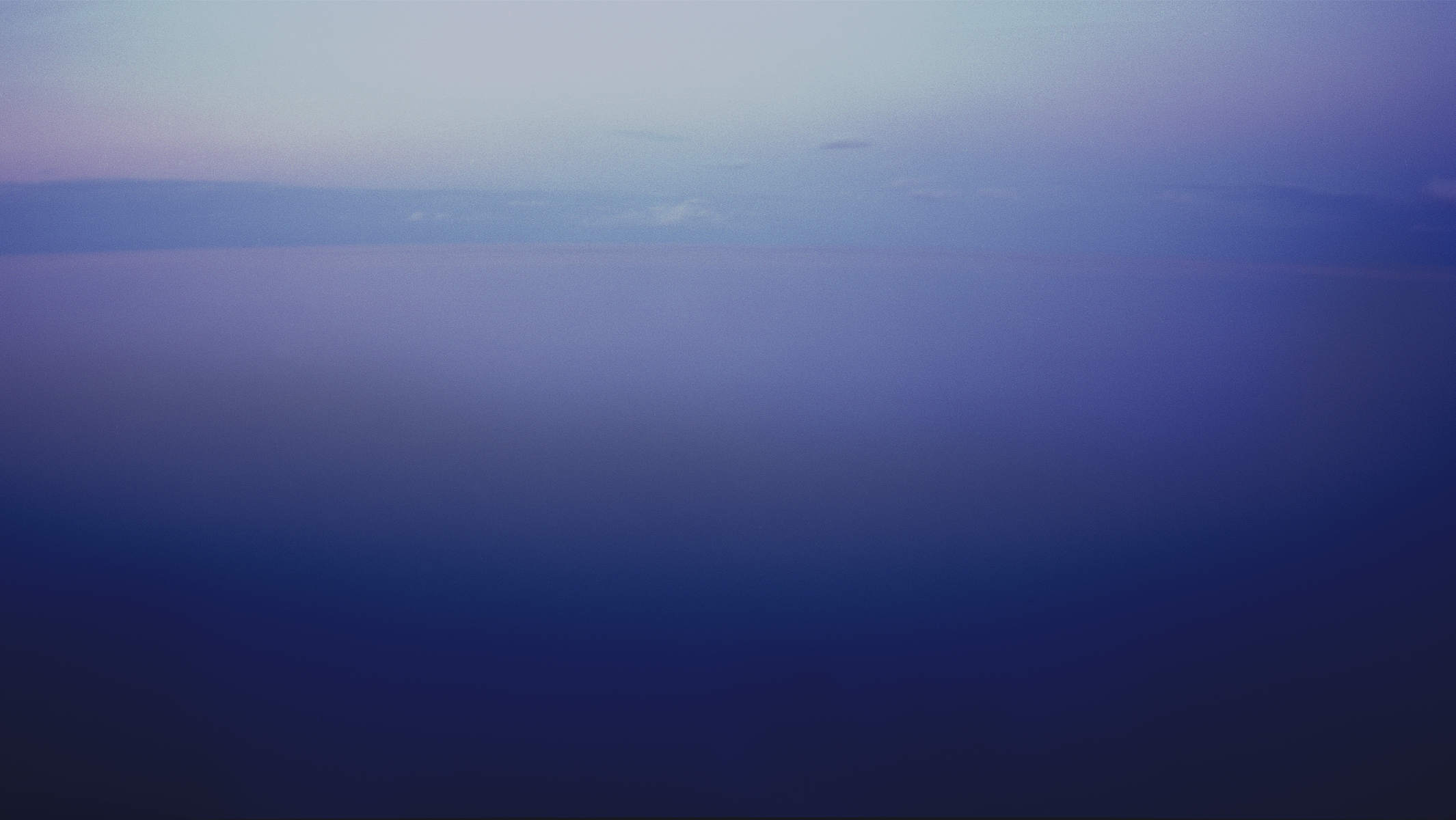 Abenddämmerung über dem Mittelmeer in blauen und violetten Farben. © Martin Geier