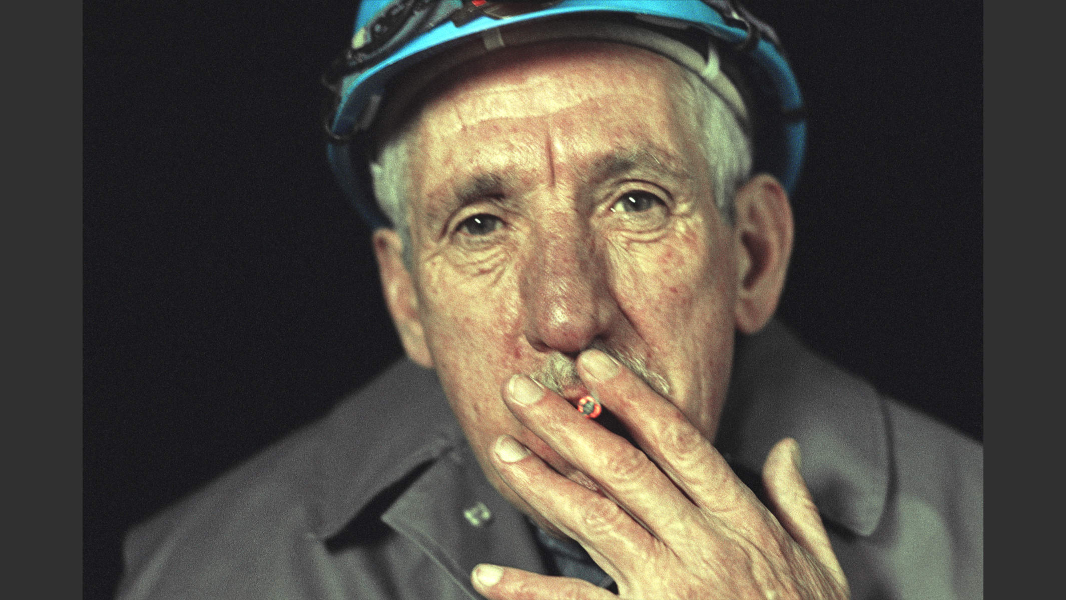 Portrait eines Zigarette rauchenden Bergarbeiters, Grande-Dixence. © Martin Geier