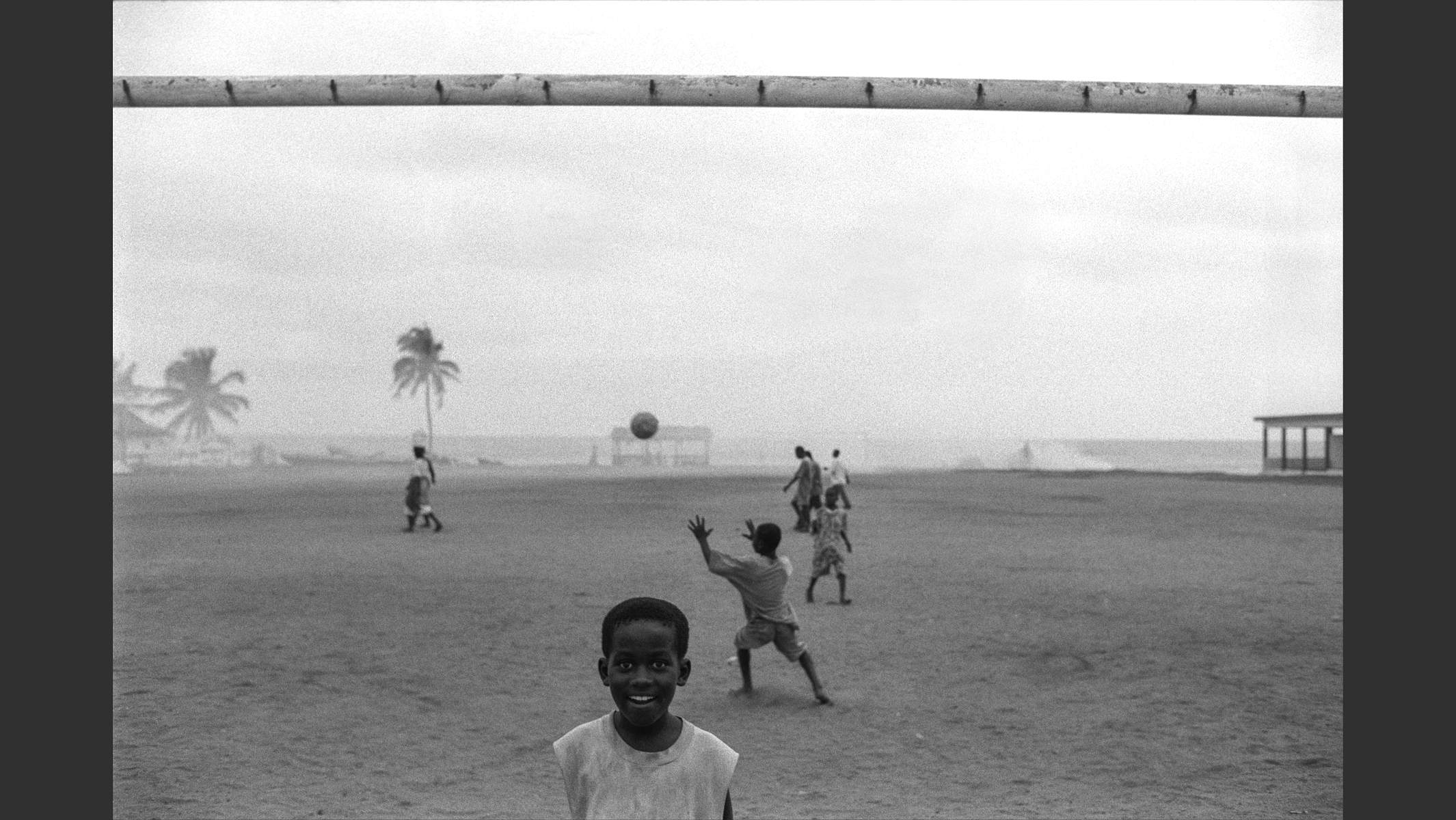 Ball spielende Kinder in Ghana, Foto in schwarzweiss. © Martin Geier